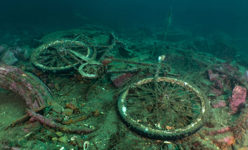 Rydder under vann i Mandal