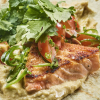 Grillet laksekebab med hummus